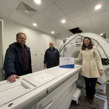 Der  Kleine  ist geschafft! Der erste MRT mit einem Gewicht von 7,5 Tonnen steht seit dieser WOche an seinem Bestimmungsort im Neubau des ZMF. Olaf Daleske, Hans-Joachim Jacobi und Carmen-Alina Botezatu vom für den Bau verantwortlichen SBL Rostock. © 2021 Christian Hoffmann, FM M-V