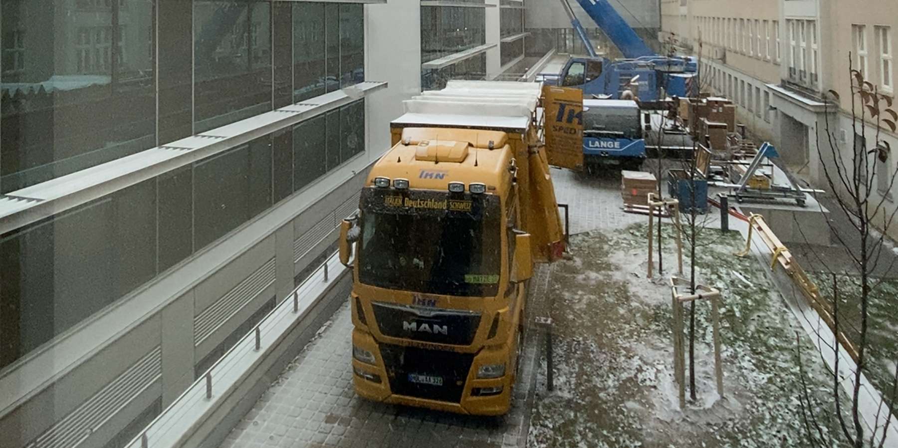 LKW und Kran stehen bereit - der zweite MRT mit einem Gewicht von 11 Tonnen wartet darauf, über das Dach der Neubaus gehoben zu werden. © 2021 Christian Hoffmann, FM M-V