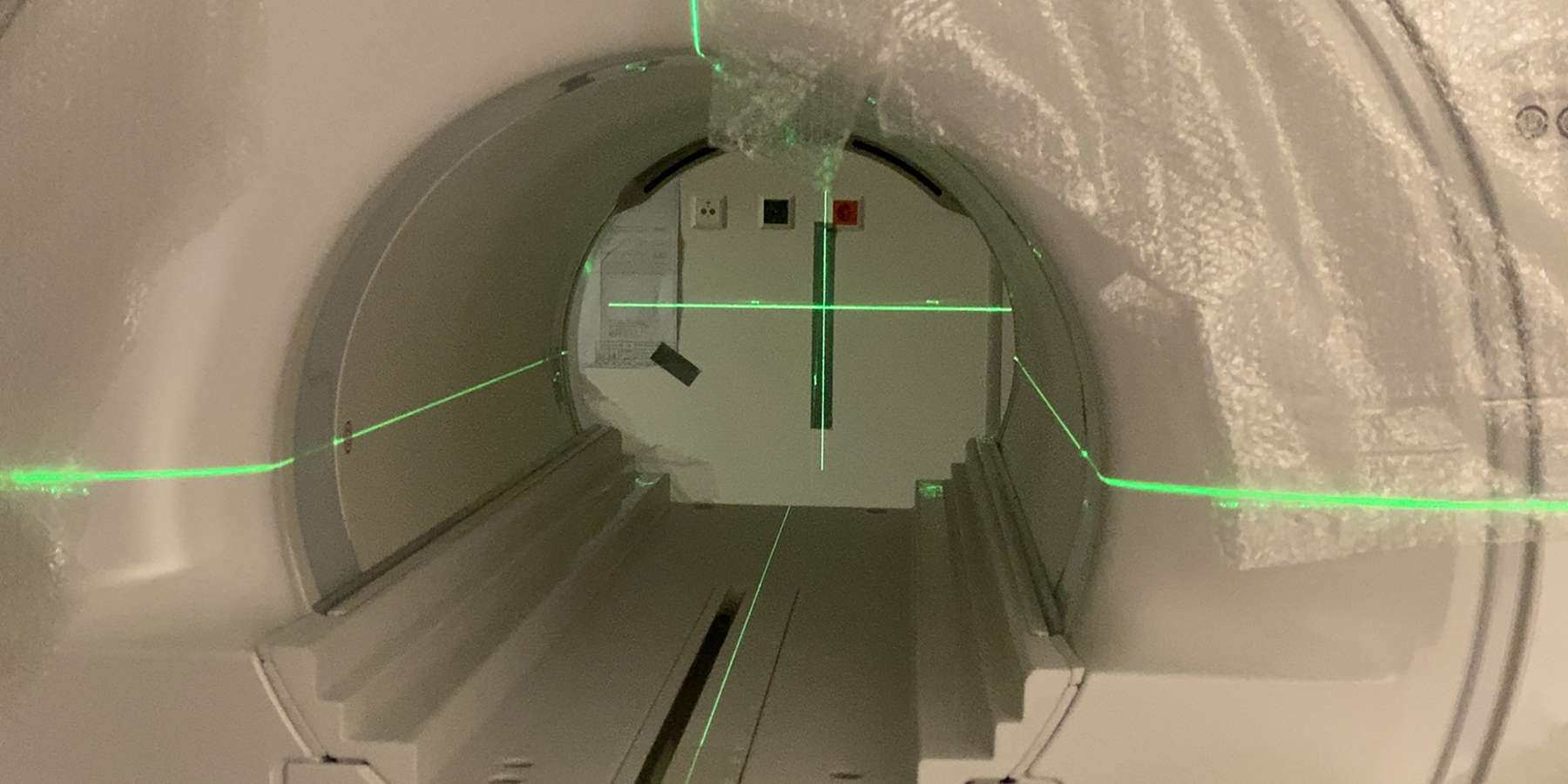 Millimeterarbeit. An den kalibrierten Linien muss der 11 Tonnen Koloss ausgerichtet werden. © 2021 Christian Hoffmann, FM M-V
