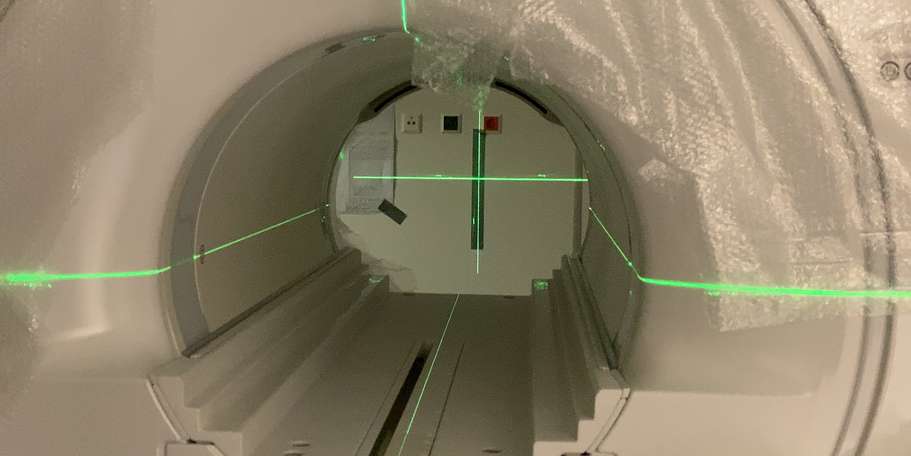 Millimeterarbeit. An den kalibrierten Linien muss der 11 Tonnen Koloss ausgerichtet werden. © 2021 Christian Hoffmann, FM M-V