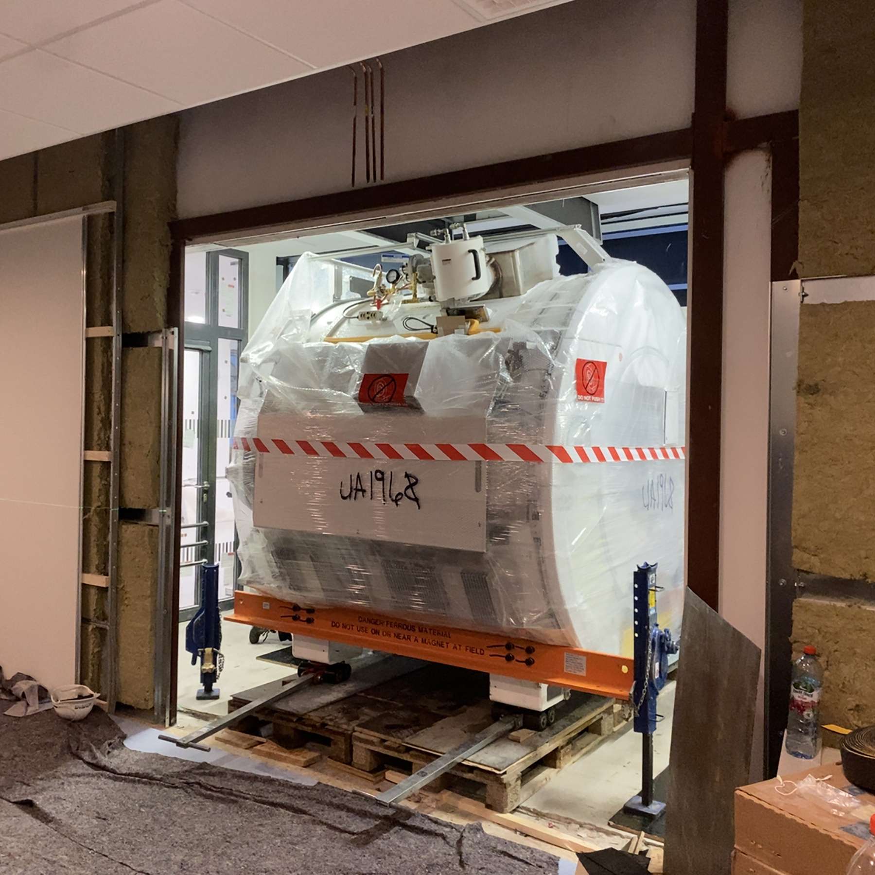 Kurz vor dem Ziel. Eine logistische Meisterleistung ist es, das MRT in den Neubau zu bewegen und dort punktgenau zu setzen. © 2021 Christian Hoffmann, FM M-V