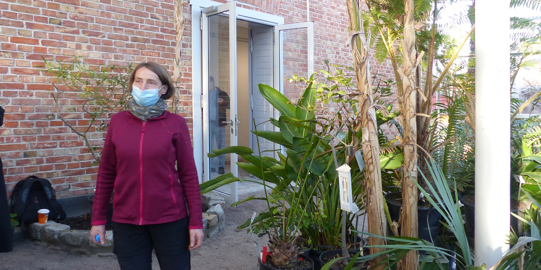 Frau Handt, Technische Leiterin des Botanischen Gartens, bedankt sich bei allen Beteiligten für die geleistete Arbeit und freut sich auf die wiedergewonnene Nutzung der Gewächshäuser und die kommenden Besucher. © 2021 SBL Greifswald