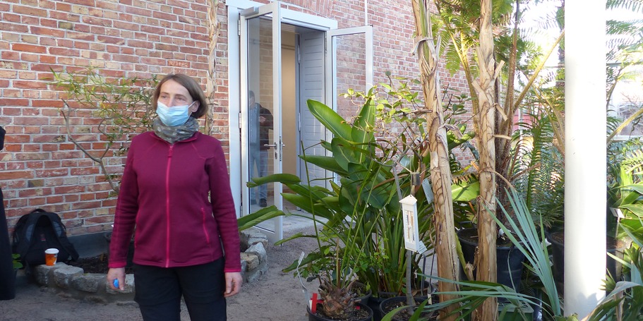 Frau Handt, Technische Leiterin des Botanischen Gartens, bedankt sich bei allen Beteiligten für die geleistete Arbeit und freut sich auf die wiedergewonnene Nutzung der Gewächshäuser und die kommenden Besucher. © 2021 SBL Greifswald