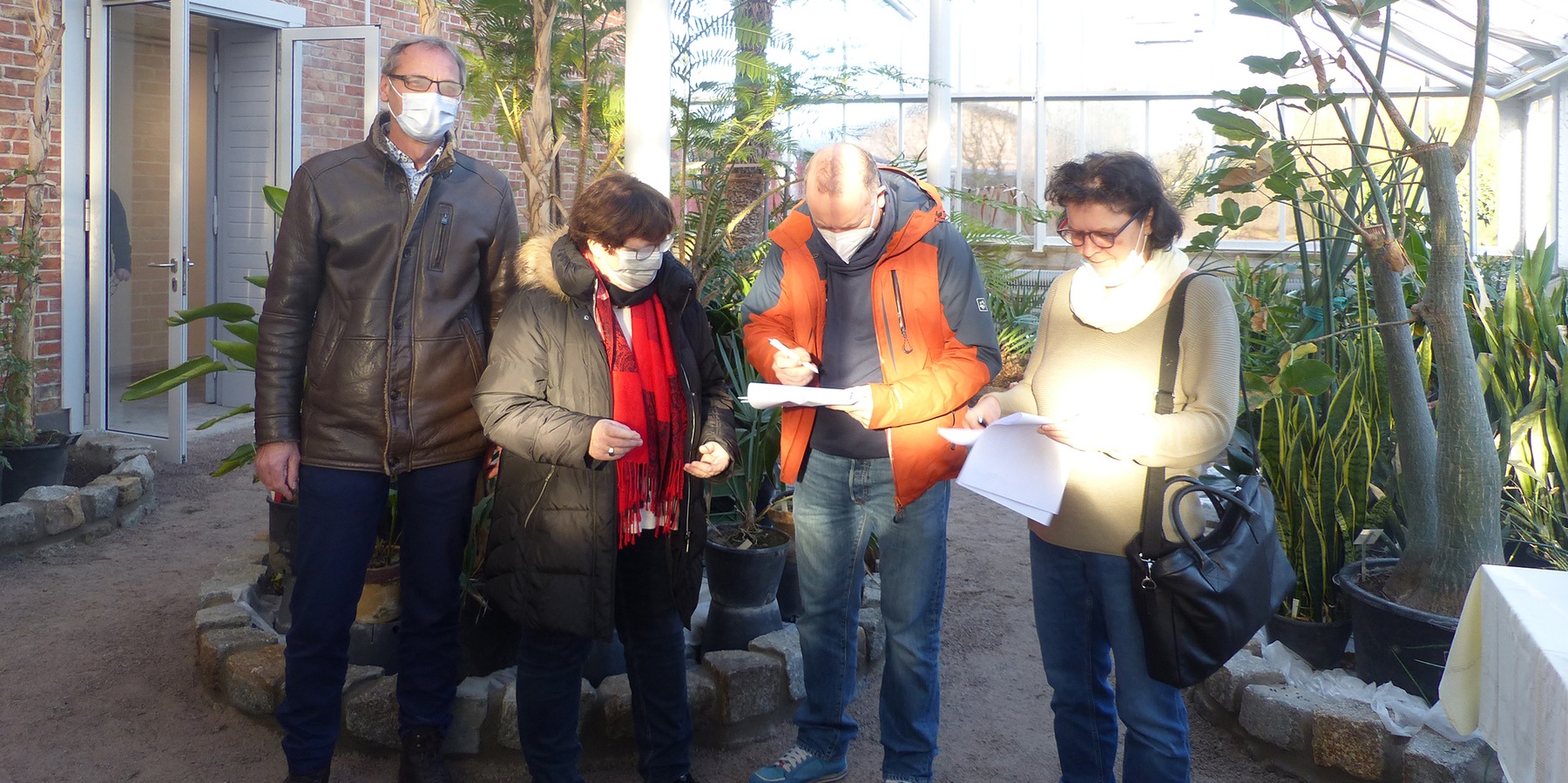 Unterzeichnung der Übergabeprotokolle, v.l.n.r: Leiter des SBL Greifswald Stephan Aufdermauer, die Dezernentin Projektmanagement des SBL Greifswald Marlies Santo, der Leiter Dezernat Planung und Technik der Universität Greifswald Dr. rer. pol. Peter Rief © 2021 SBL Greifswald