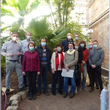 Gruppenbild unter Palmen  mit den anwesenden Vertretern der Universität, des SBL Greifswald sowie der beteiligten Planungsbüros © 2021 SBL Greifswald