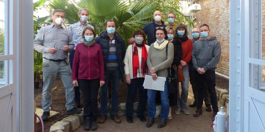 Gruppenbild unter Palmen  mit den anwesenden Vertretern der Universität, des SBL Greifswald sowie der beteiligten Planungsbüros © 2021 SBL Greifswald
