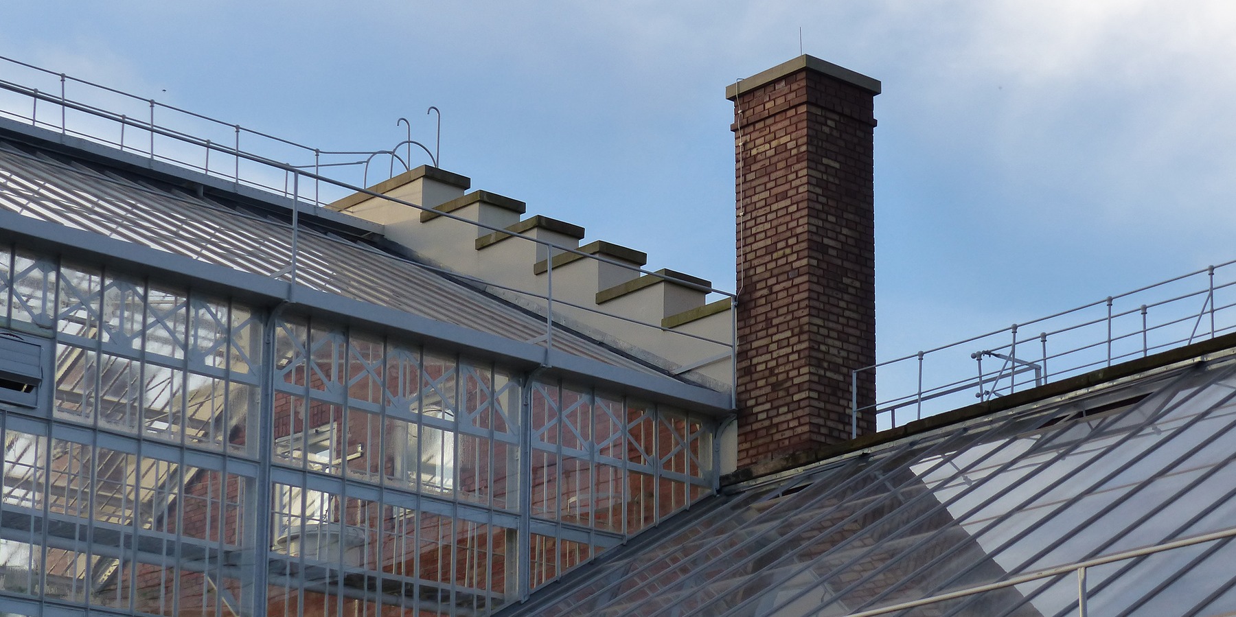 Der abgetreppte Giebel sowie 2 nachgebildete Schornsteine sind am rückwertigen Sozialtrakt originalgetreu wiederhergestellt worden © 2021 SBL Greifswald