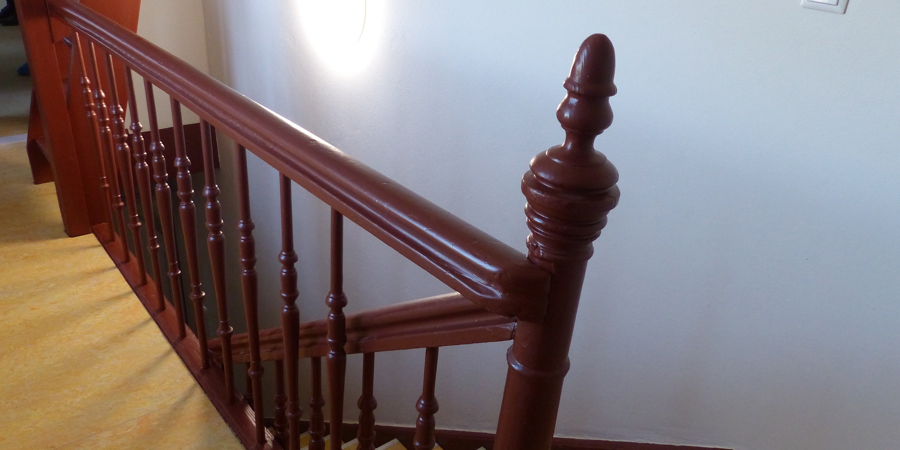 Flur im Sozialtrakt mit saniertem Treppengeländer © 2021 SBL Greifswald