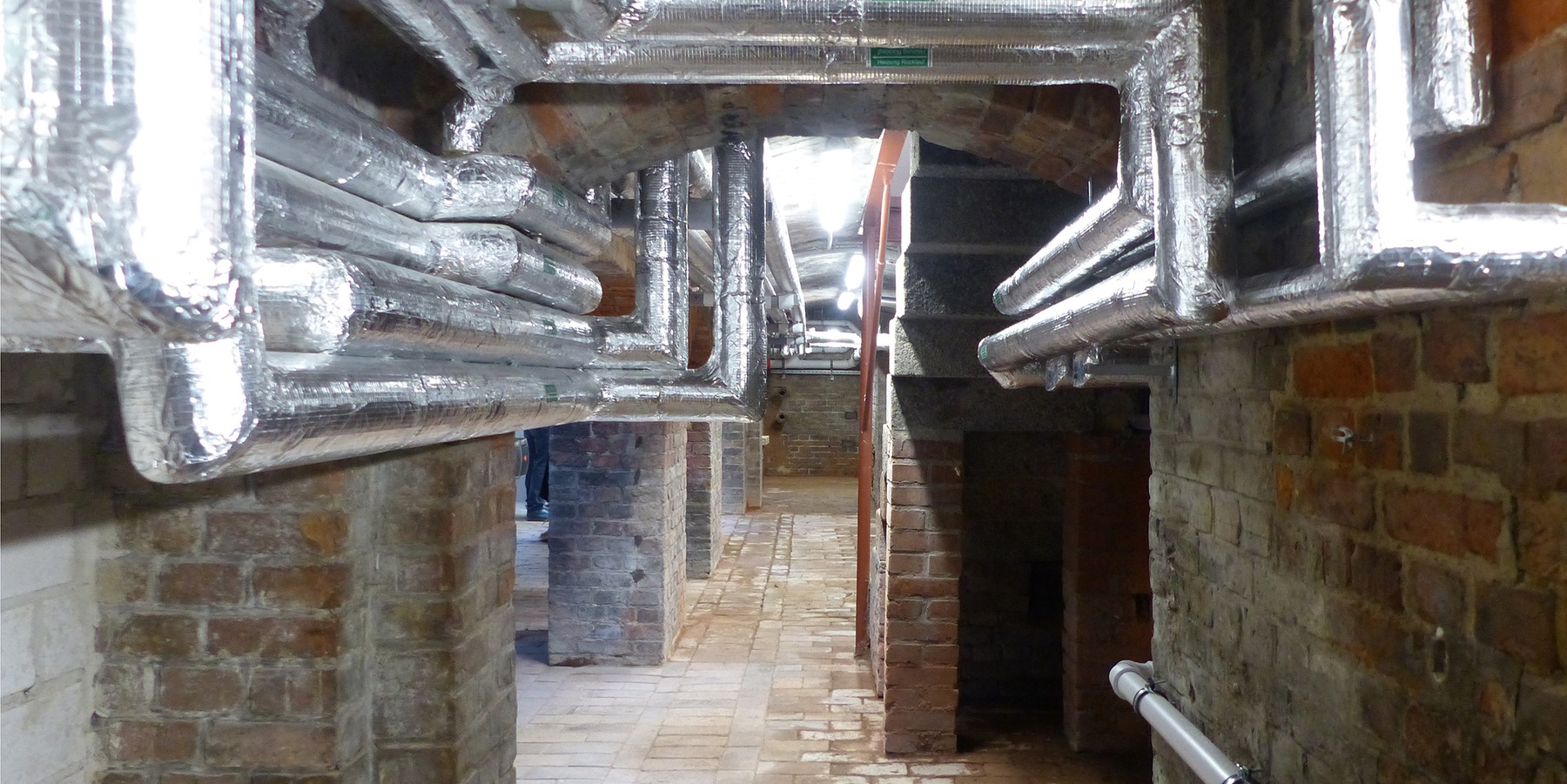 Gewölbekeller im Sozialtrakt, mit Installationsführungen unterhalb der Decken © 2021 SBL Greifswald