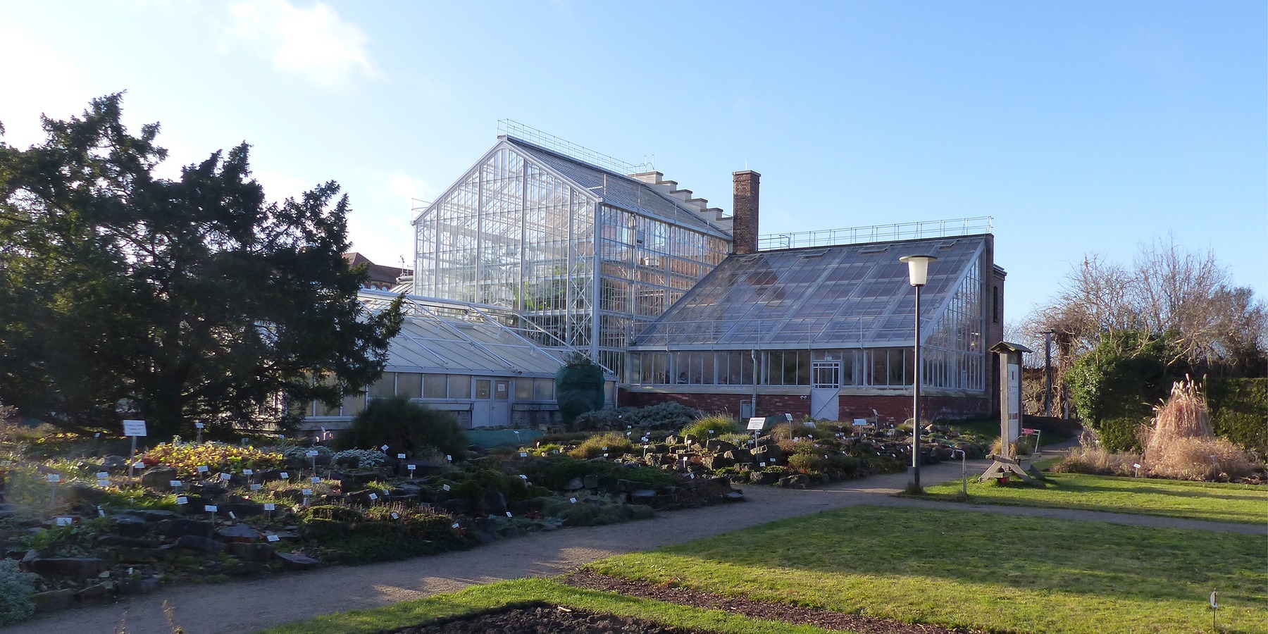 Die 1885 errichtete historische Gewächshausanlage im Botanischen Garten der Universität Greifswald erstrahlt nach abgeschlossener Sanierung wieder im  alten neuen Glanz  © 2021 SBL Greifswald