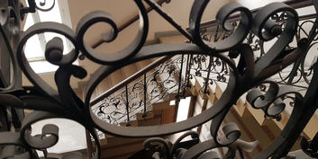 Blick durch das Treppengeländer © 2021 SBL Schwerin