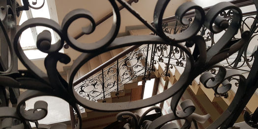 Blick durch das Treppengeländer © 2021 SBL Schwerin