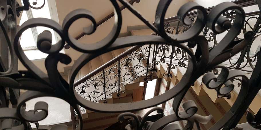 Blick durch das Treppengeländer © 2021 SBL Schwerin