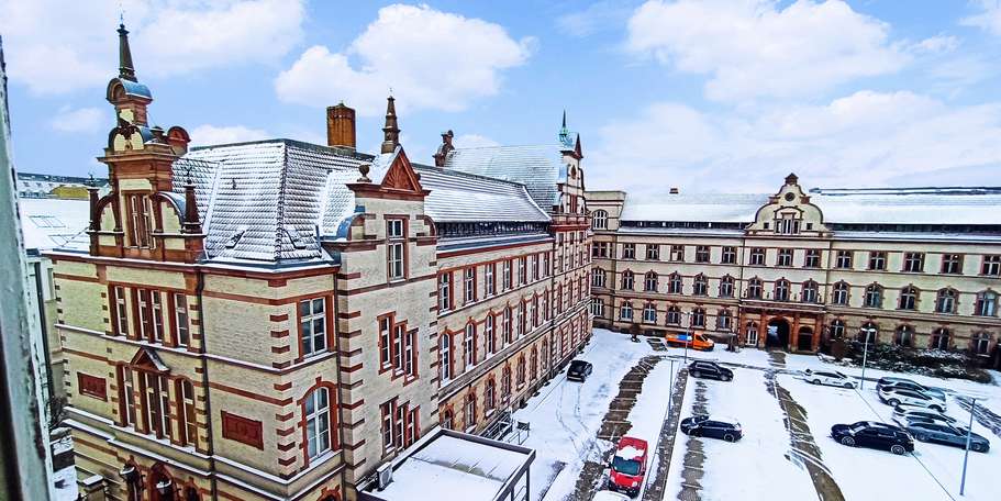 Das ehemalige Postgebäude bei winterlichem Wetter. © 2021 SBL Schwerin