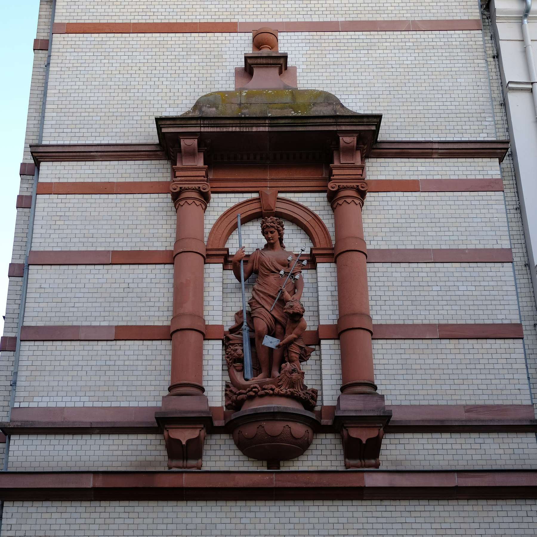Figuren verzieren die Fassade © 2021 SBL Schwerin
