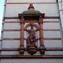 Figuren verzieren die Fassade © 2021 SBL Schwerin