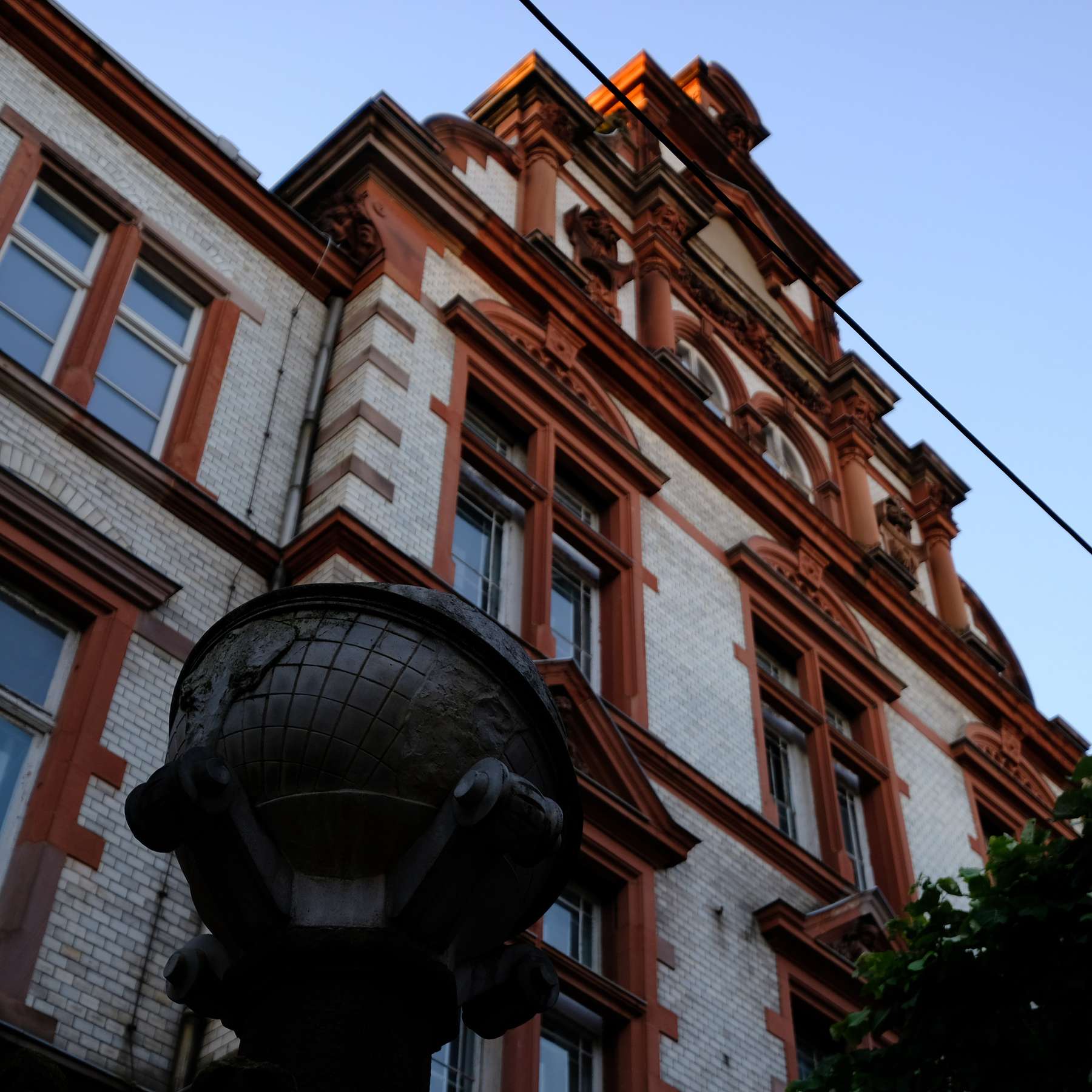 Fassade über dem Haupteingang © 2021 SBL Schwerin