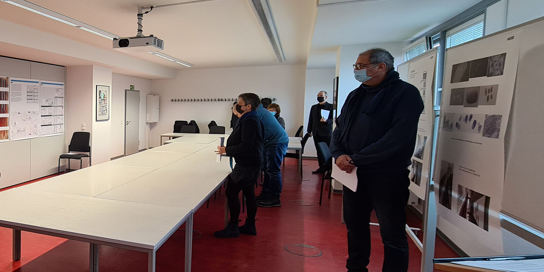 das Preisgericht beim Bewerten der Wettbewerbsarbeiten © 2021 SBL Neubrandenburg