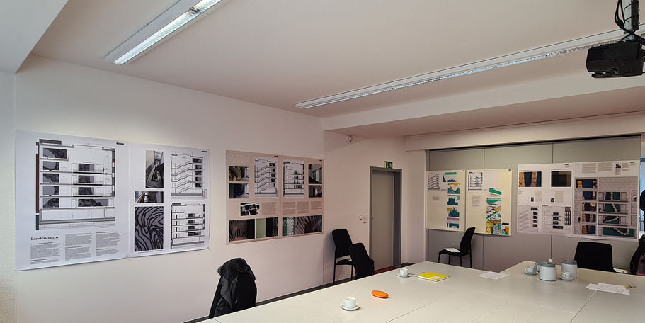 Blick auf die Arbeiten der Künstler/innen in der Preisgerichtssitzung © 2021 SBL Neubrandenburg