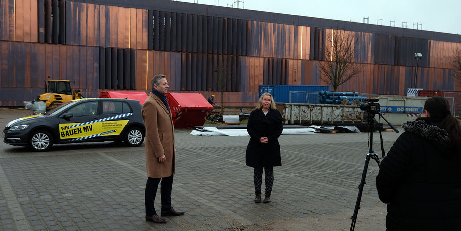 Finanzminister Dr. Geue und Frau Chlebek vom Finanzministerium bei der Vorstellung der Kampagne. © 2021 SBL Schwerin