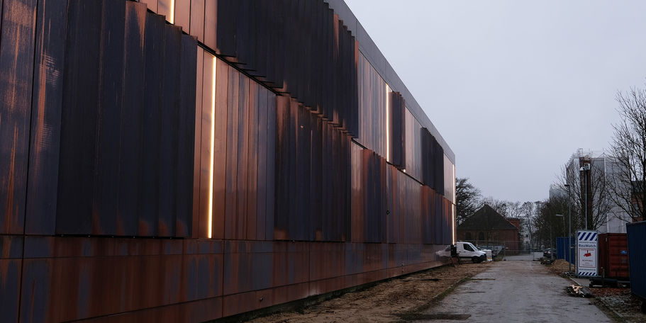 Seitlicher Blick entlang des Neubaus für das LAKD. © 2021 SBL Schwerin