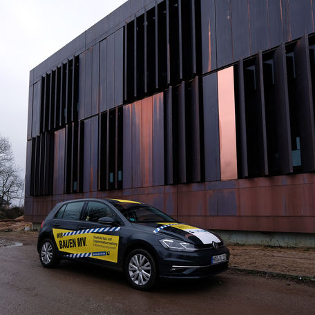 Die Kupferfassade dienst als Kulisse für Kampagnenstart. © 2021 SBL Schwerin
