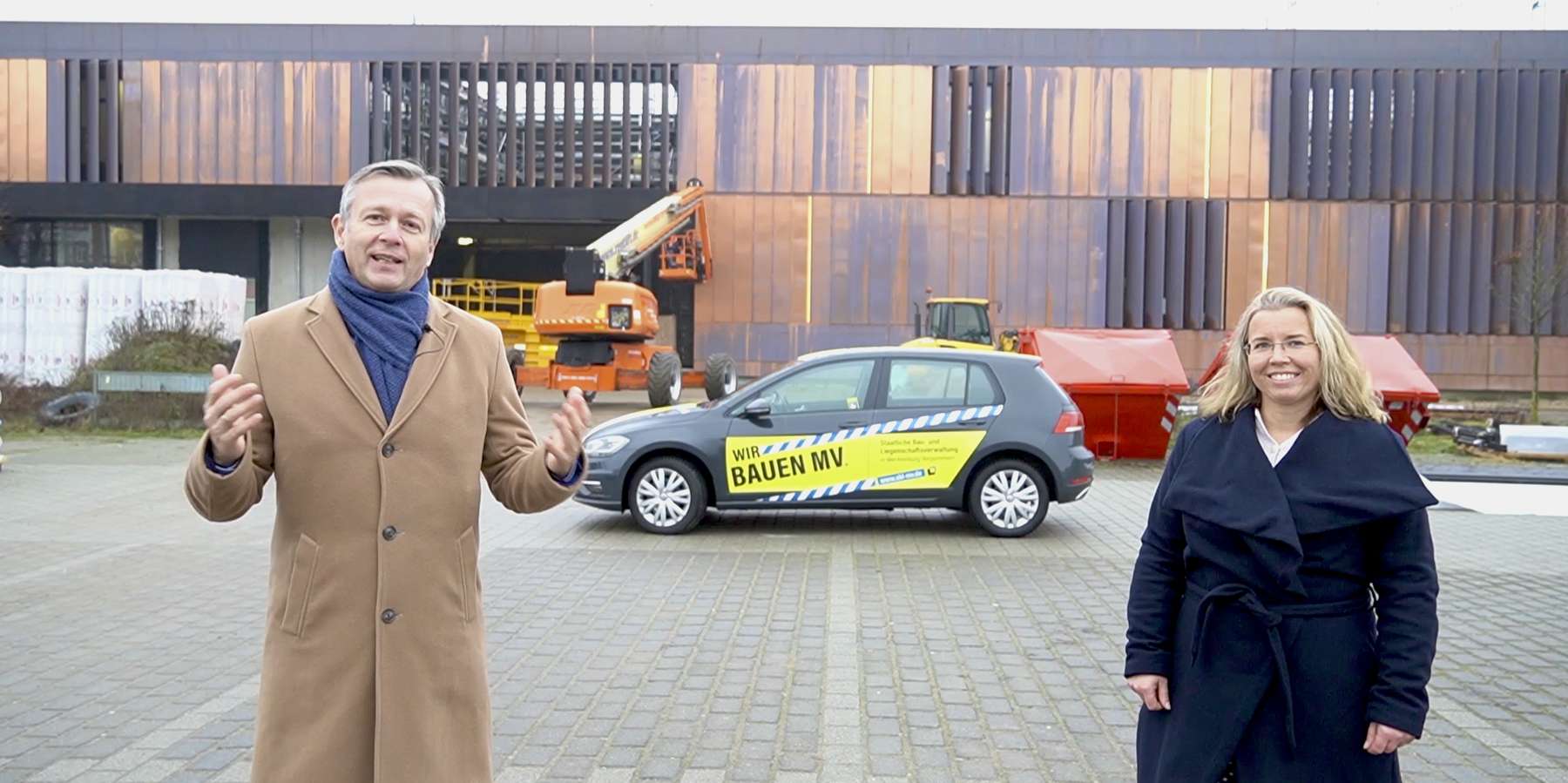 Finanzminister Dr. Heiko Geue und Janine Chlebek vom Finanzministerium M-V stellen den neuen Dienst-PKW vor. © 2021 Vivian Offenwanger, Staatskanzlei Mecklenburg-Vorpommern