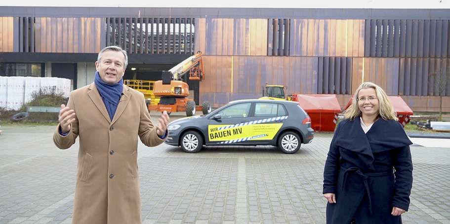 Finanzminister Dr. Heiko Geue und Janine Chlebek vom Finanzministerium M-V stellen den neuen Dienst-PKW vor. © 2021 Vivian Offenwanger, Staatskanzlei Mecklenburg-Vorpommern