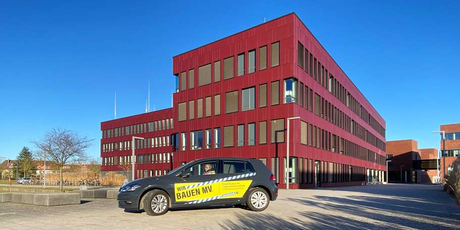 Mit uns kann man rechnen - Dienst-PKW der Staatlichen Bau- und Liegenschaftsverwaltung M-V vor dem Rechenzentrum der Universität Rostock - einem innovativen Bauprojekt der SBL-MV! © 2022 Christian Hoffmann, FM M-V