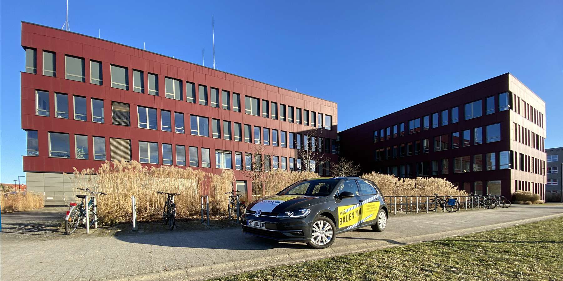 Das rechnet sich - Werbung für die SBL-MV kommt 2022 auf die Straße - sowie hier vor dem Rechenzentrum der Universität in Rostock. © 2022 Christian Hoffmann, FM M-V
