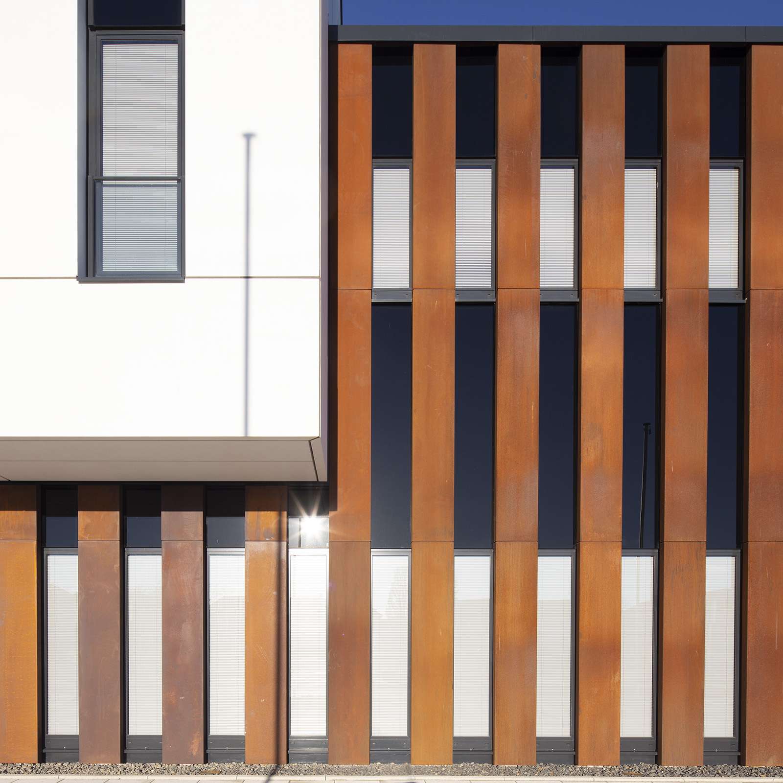 Alles nur Fassade! Der Cor-Ten-Stahl verwittert und gibt dem Neubau seinen markanten Charme. © 2022 Christian Hoffmann, FM M-V