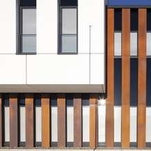 Alles nur Fassade! Der Cor-Ten-Stahl verwittert und gibt dem Neubau seinen markanten Charme. © 2022 Christian Hoffmann, FM M-V