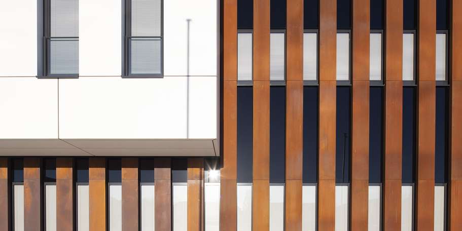 Alles nur Fassade! Der Cor-Ten-Stahl verwittert und gibt dem Neubau seinen markanten Charme. © 2022 Christian Hoffmann, FM M-V