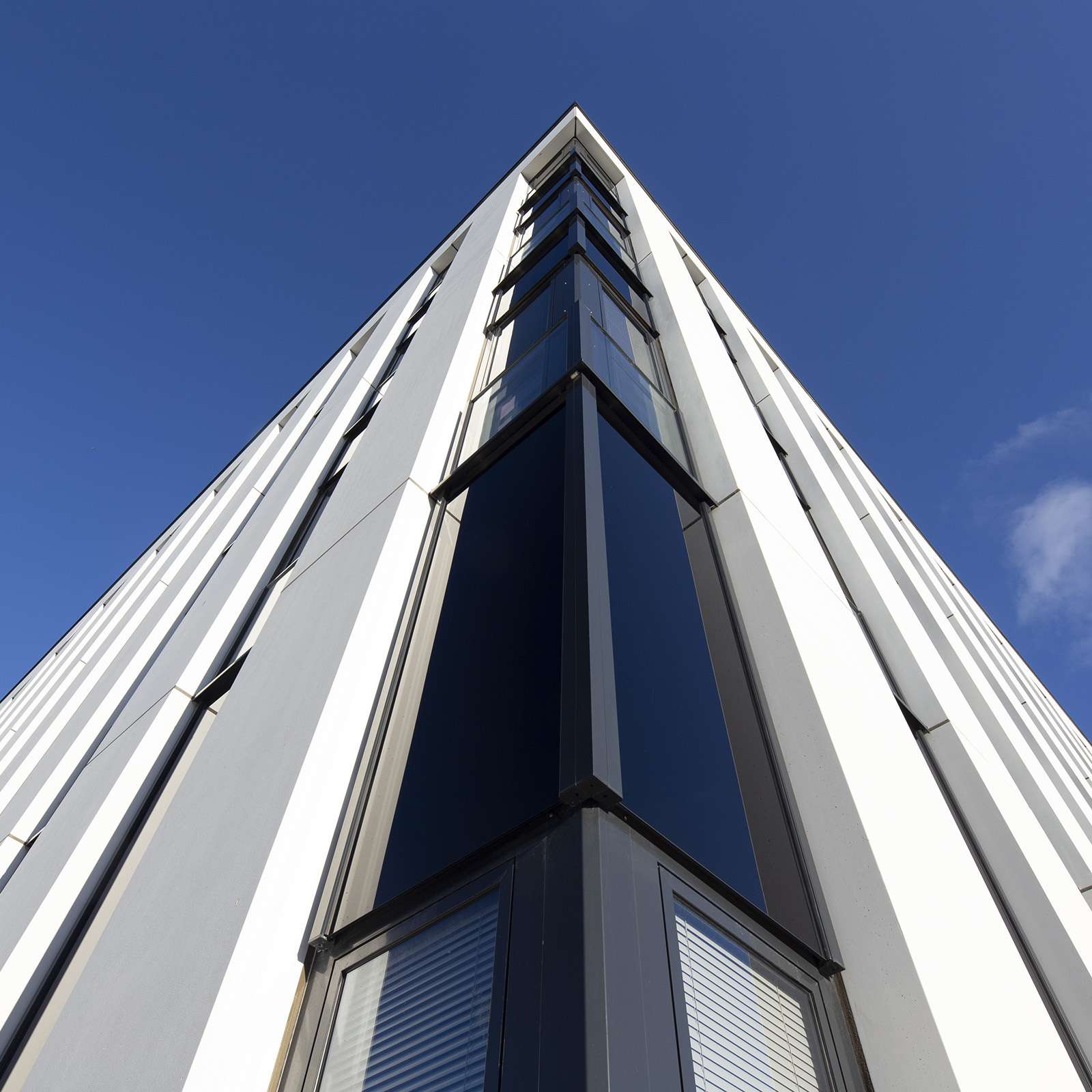 Emporragend! Die schneeweiße Fassade wurde speziell für dieses Gebäude geplant - jedes Element ist eine Sonderanfertigung. © 2022 Christian Hoffmann, FM M-V