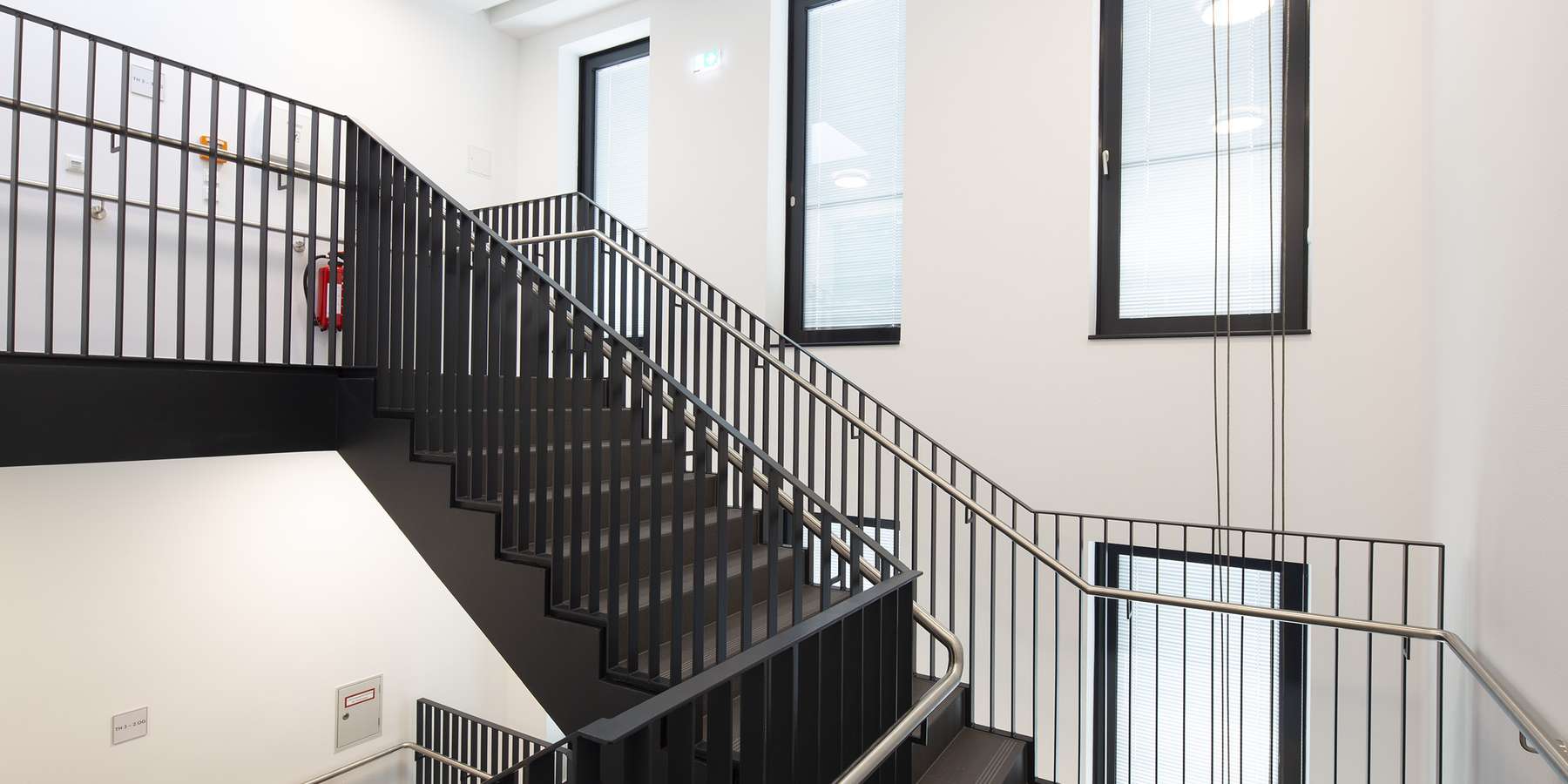 Hell, kontrastreich, breit und sicher - der Weg über das Treppenhaus im Neubau des MOC. © 2022 Christian Hoffmann, FM M-V