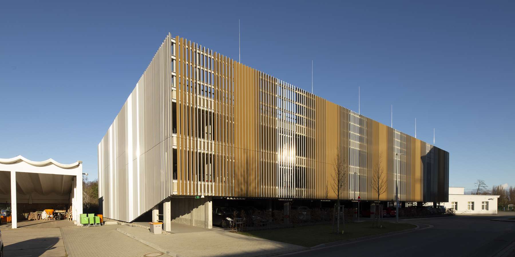 Stillgestanden! In der Parkpalette stehen die PKW auf vier Ebenen - ebenfalls in Reih  und Glied. © 2022 Christian Hoffmann, FM M-V