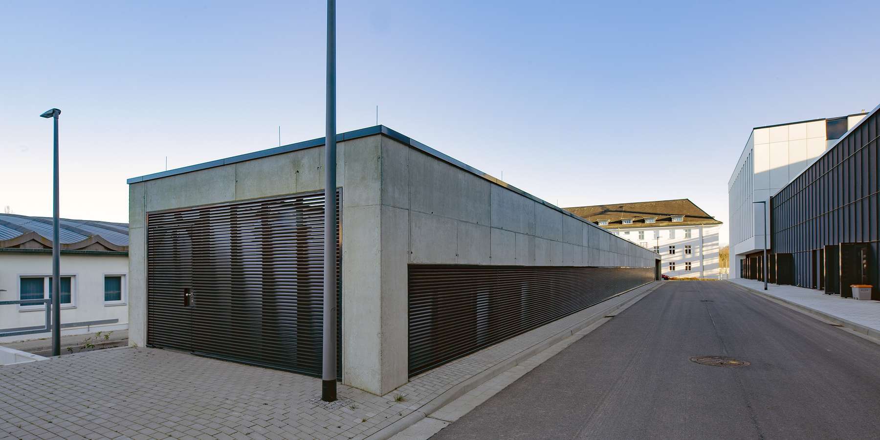 Gut verpackt. Die Haustechnik befindet sich in diesem langgestreckten Baukörper hinter dem Neubau. © 2022 Christian Hoffmann, FM M-V