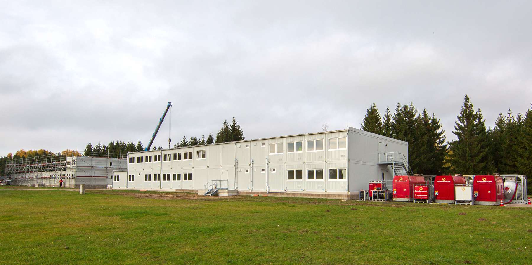 Aufbau der Container. Täglich werden bis zu 25 Container geliefert und gesetzt. © 2022 Heike Frohriep, SBL Rostock