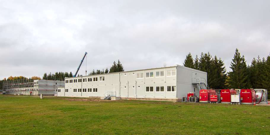 Aufbau der Container. Täglich werden bis zu 25 Container geliefert und gesetzt. © 2022 Heike Frohriep, SBL Rostock