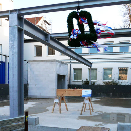 Das Stahlskelett steht © 2022 SBL Rostock