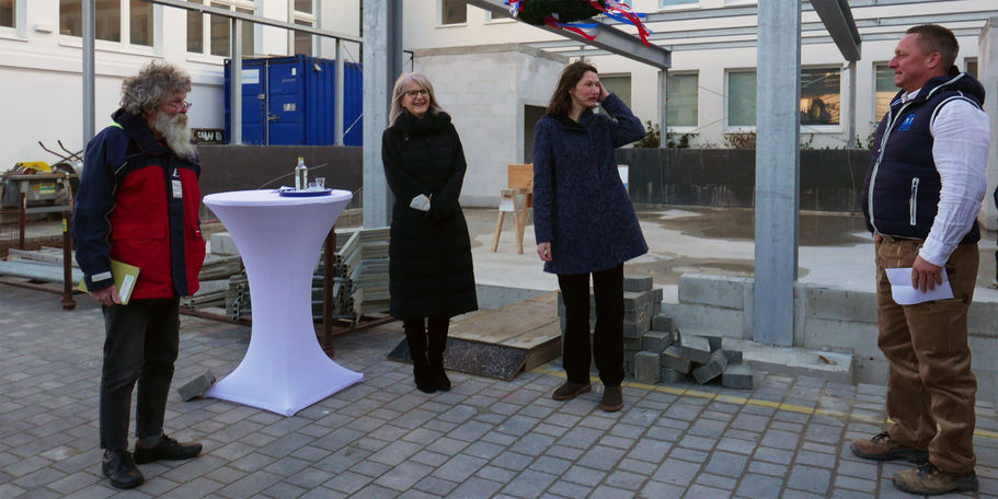 Eintreffen aller Projektbeteiligten unter stürmischen Bedingungen © 2022 SBL Rostock