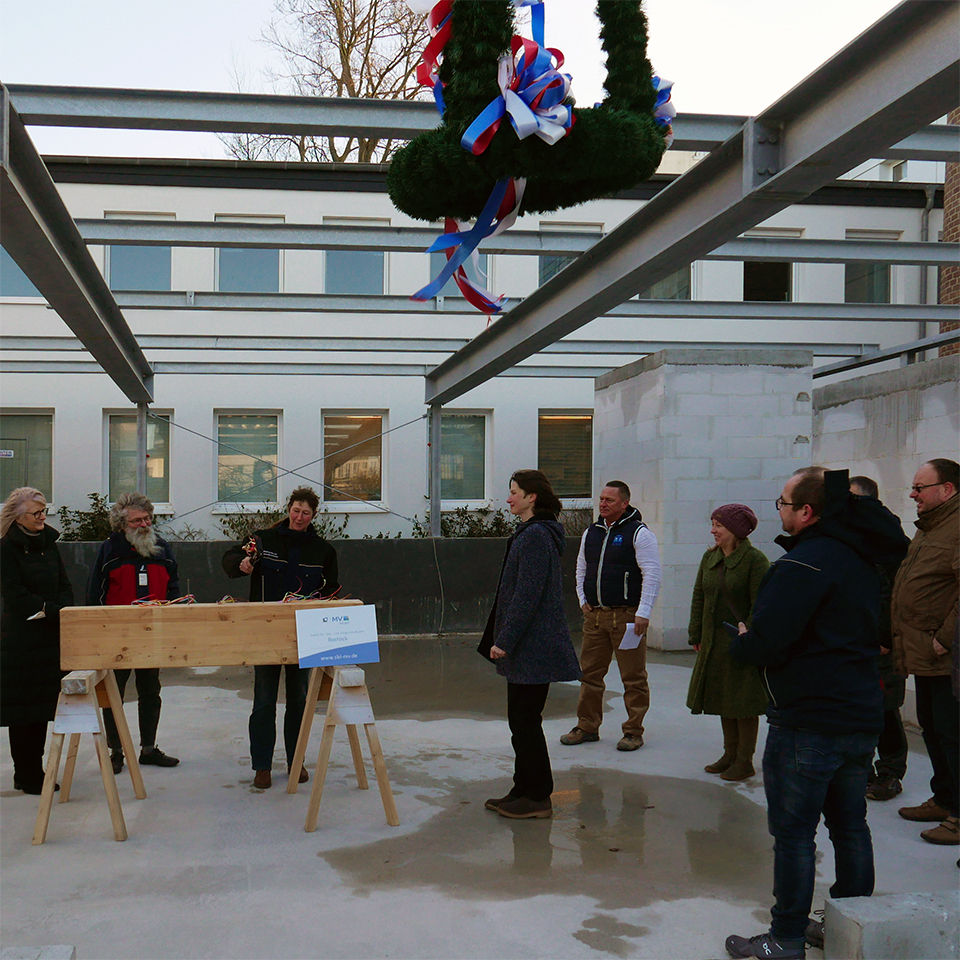Frau Topp (Projektleitung SBL) schlägt den ersten Nagel ein © 2022 SBL Rostock