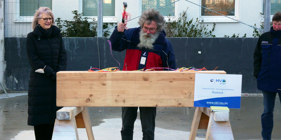 Auch Herr Bartmann (Direktor des IOW) packt kräftig an © 2022 SBL Rostock