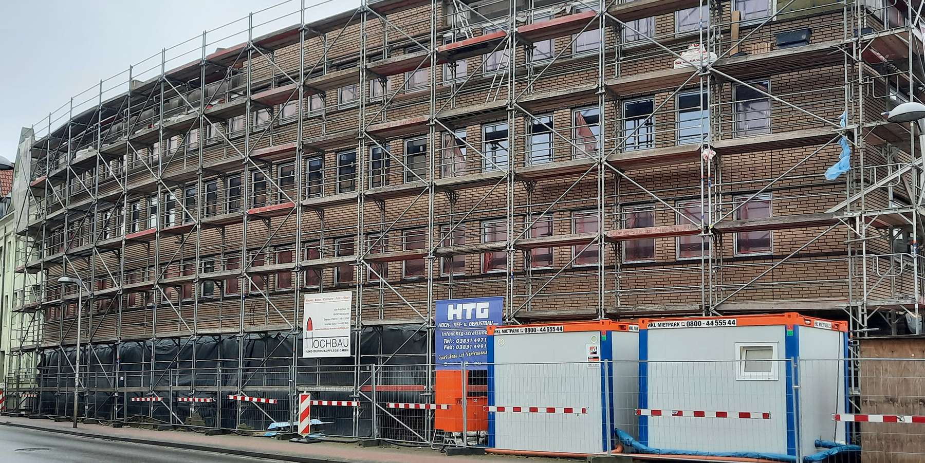 Februar 2022 - Nordansicht, die Klinkerfassade nimmt Gestalt an © 2022 SBL Greifswald