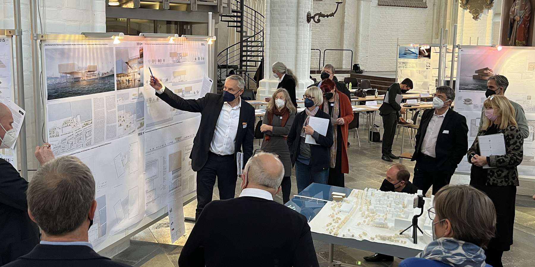 Die Preisgerichtssitzung fand am 15. Februar 2022 in der Nikolaikirche statt. Der Siegerentwurf wird am 16. Februar 2022 - ebenfalls in der Nikolaikirche - vorgestellt. © 2022 Christian Hoffmann, FM M-V