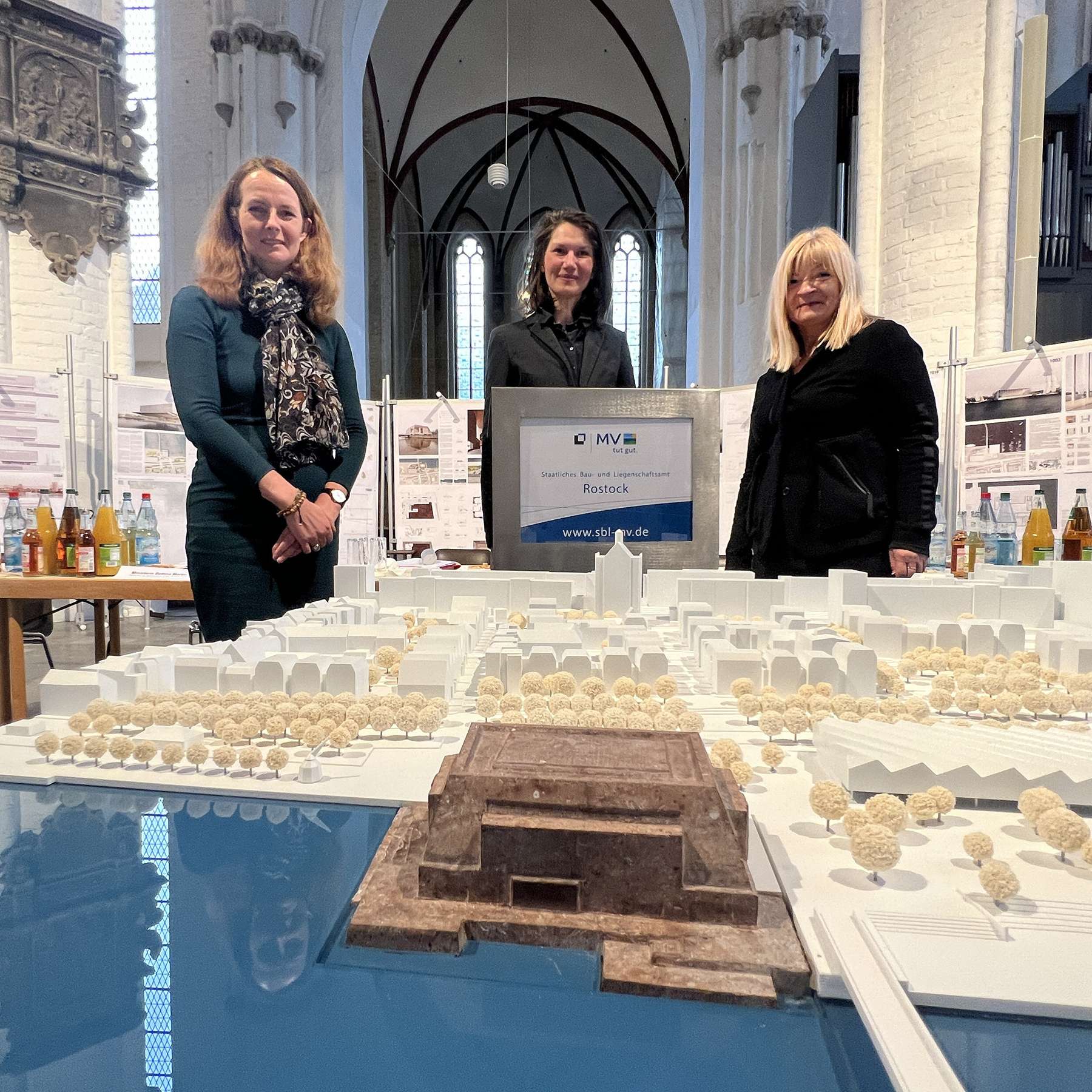 Kulturministerin Bettina Martin (li.), Leiterin des SBL Rostock Carmen-Alina Botezatu (Mi.) und Finanzstaatssekretärin Dr. Carola Voß (re.) vor dem Modell des Siegerentwurfs. © 2022 Christian Hoffmann, FM M-V