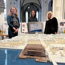 Kulturministerin Bettina Martin (li.), Leiterin des SBL Rostock Carmen-Alina Botezatu (Mi.) und Finanzstaatssekretärin Dr. Carola Voß (re.) vor dem Modell des Siegerentwurfs. © 2022 Christian Hoffmann, FM M-V