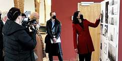 Carmen-Alina Botezatu, Leiterin des SBL Rostock, und Manuela Schwanitz, Projektleiterin im SBL Rostock, stellen hier bei der Eröffnung der Ausstellung den Siegerentwurf vor. © 2022 Christian Hoffmann, FM M-V