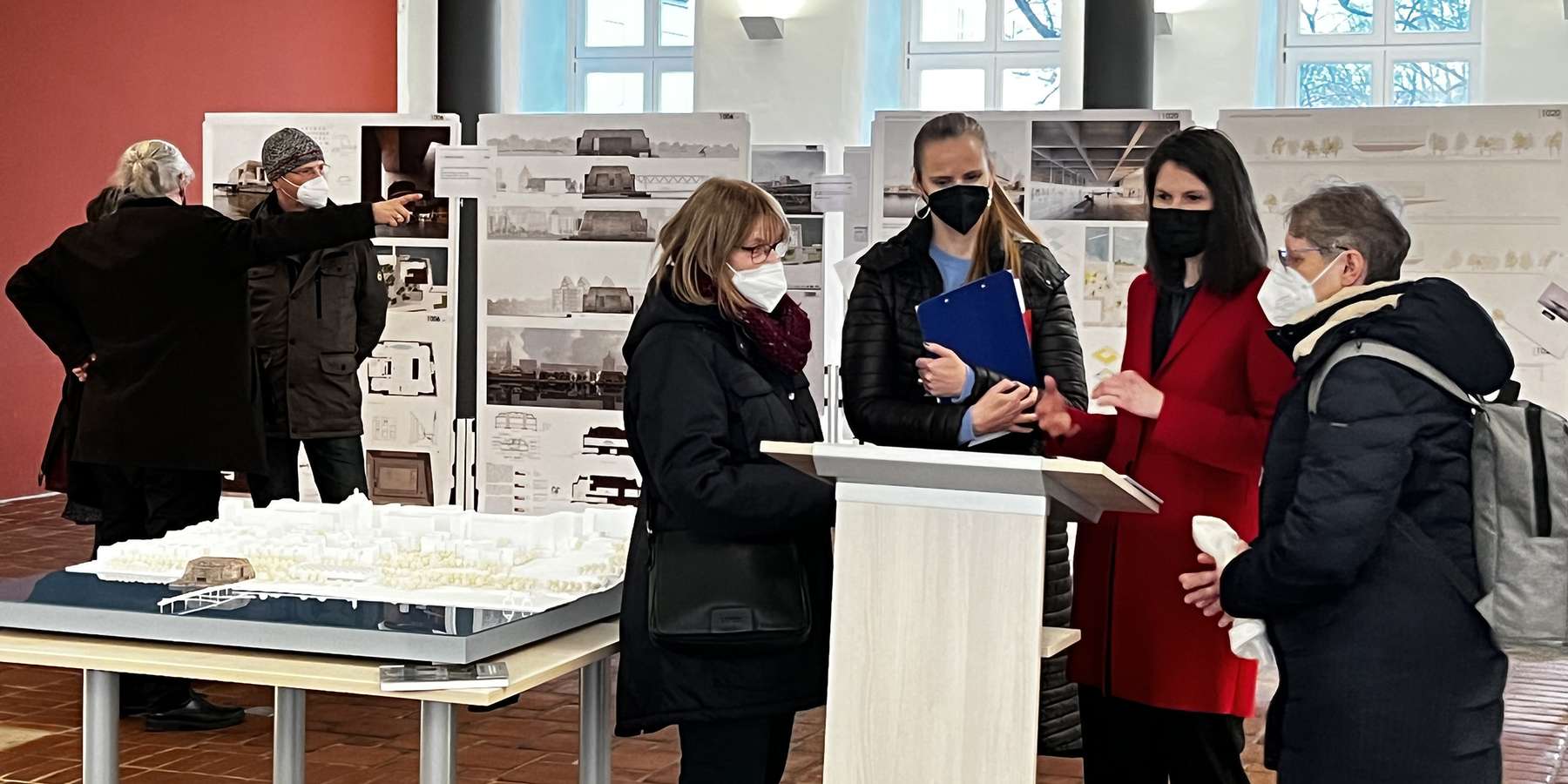 Im Gespräch: Manuela Schwanitz (3. v. r.) und Carmen-Alina Botezatu (2. v. r.) stellen die Ergebnisse des Wettbewerbs vor. © 2022 Christian Hoffmann, FM M-V