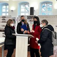 Im Gespräch: Manuela Schwanitz (3. v. r.) und Carmen-Alina Botezatu (2. v. r.) vom SBL Rostock stellen die Ergebnisse des Wettbewerbs vor. © 2022 Christian Hoffmann, FM M-V